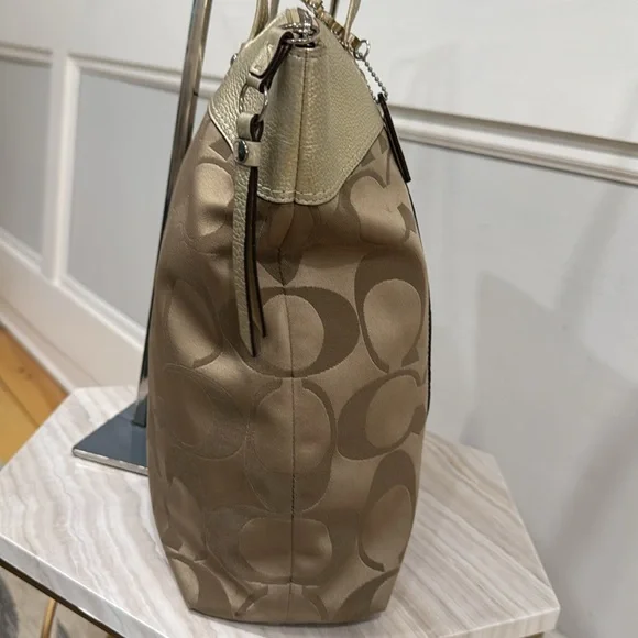 Coach Bag Laura Tote - Picture 6 of 17
